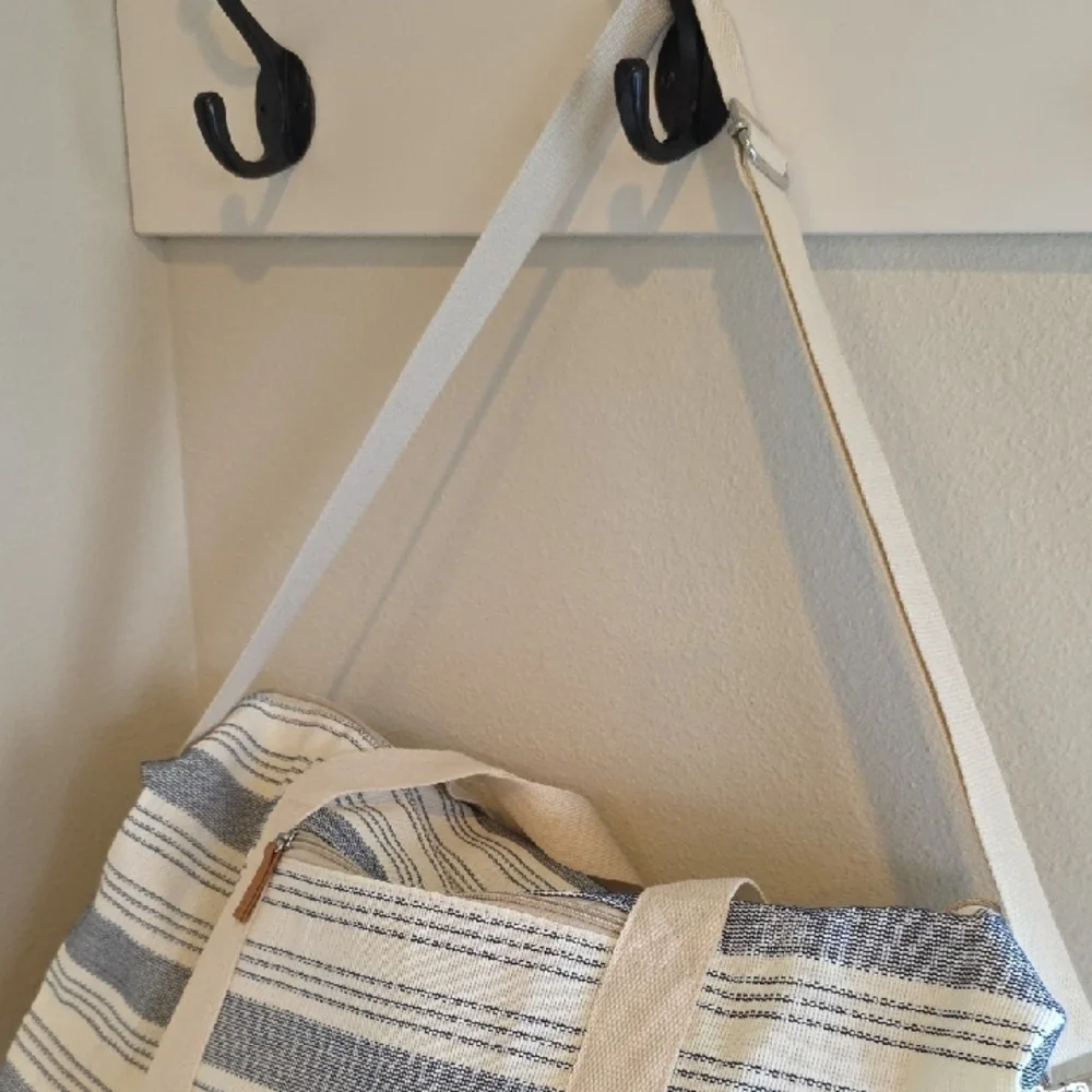 DSW Striped WEEKENDER Bag with Tan Accents - Picture 4 of 9